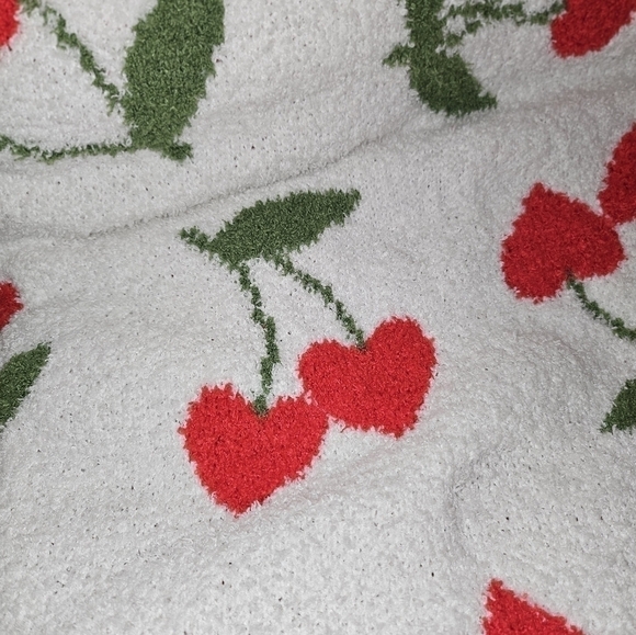 The cozy cottage cherry heart knitted throw - Picture 5 of 7